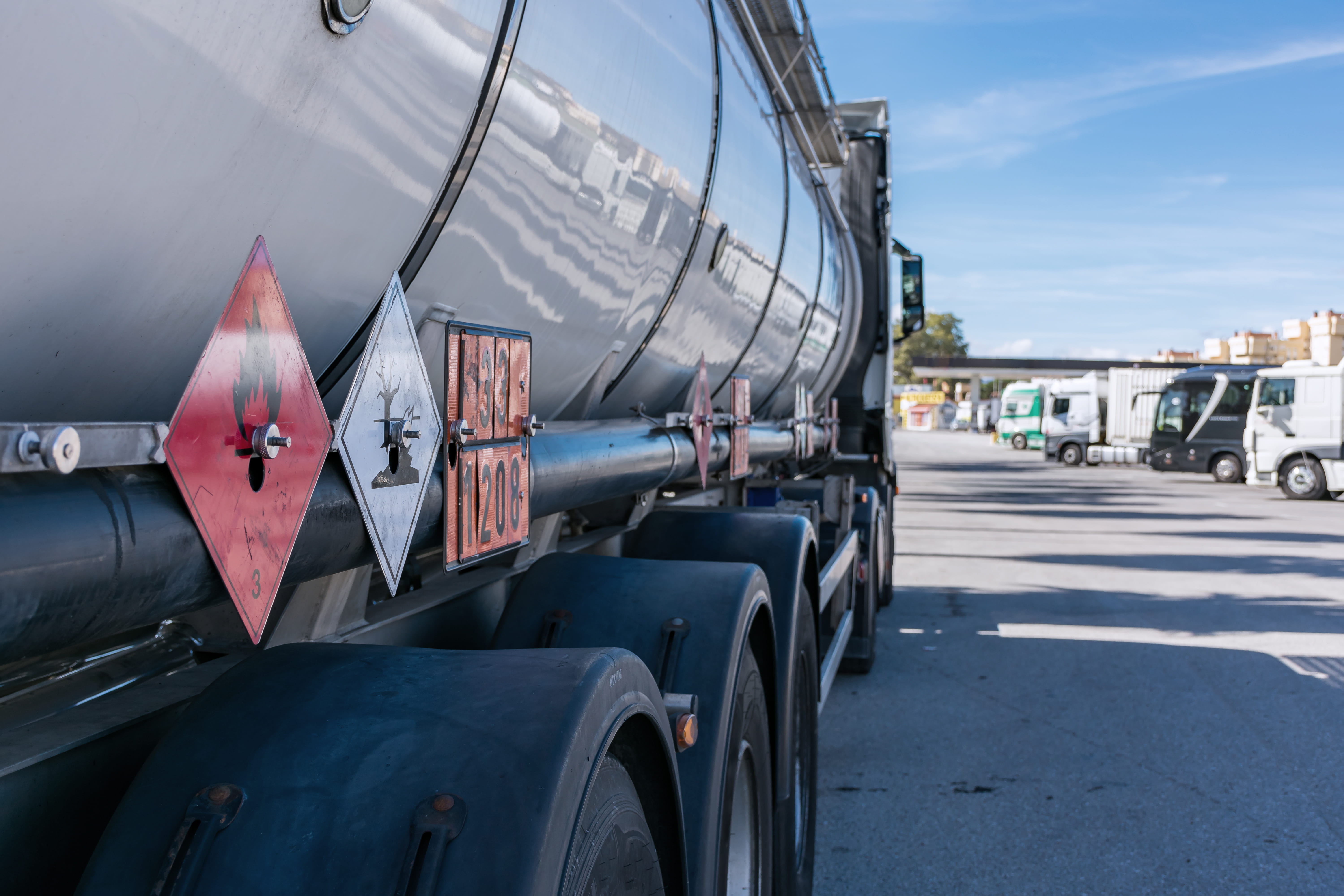 To skilt for farlig gods på siden av en trailer